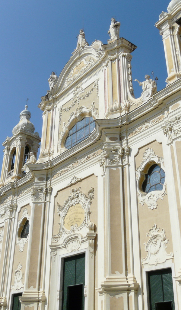 Изысканное здание на курорте Финале Лигуре, Италия