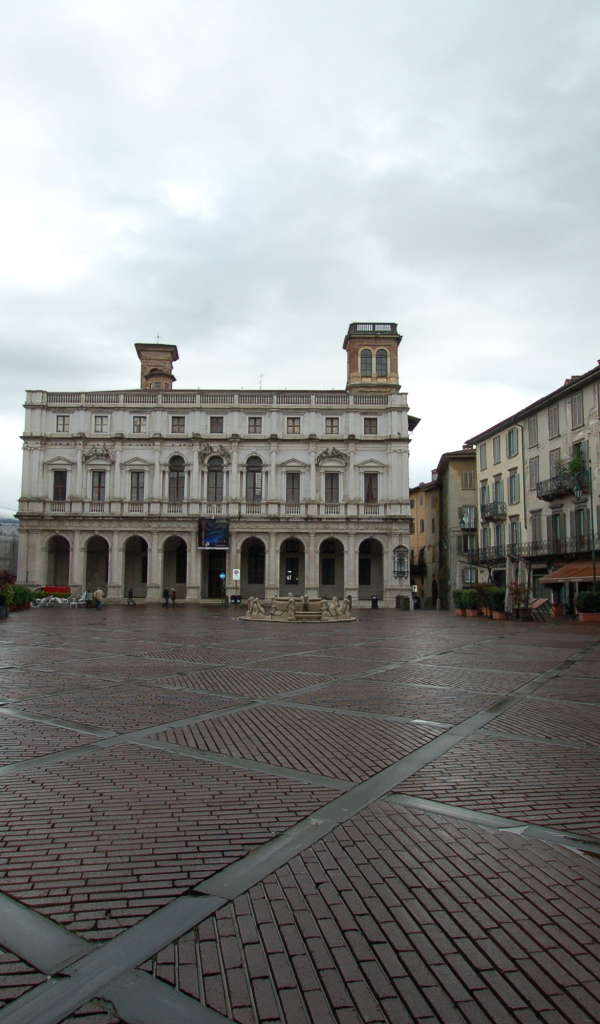 Дворец на площади в Бергамо, Италия
