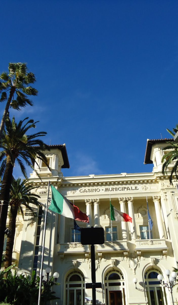 Пальмы у казино в Сан Ремо, Италия