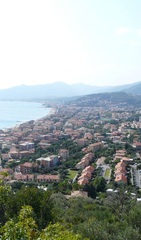 Панорама на курорте в Пьетра Лигуре, Италия