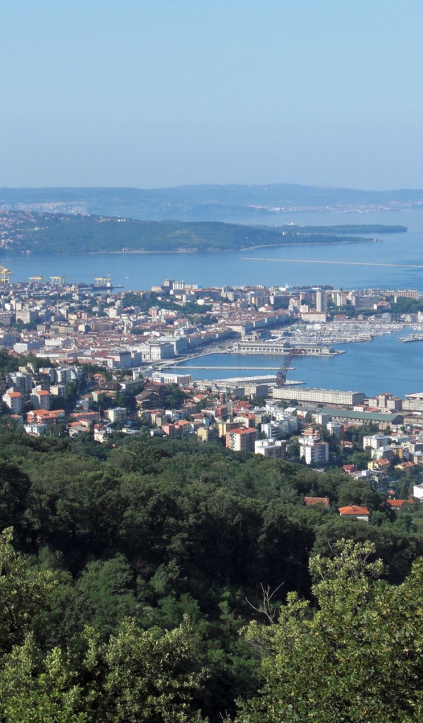 Панорама города на курорте в Триесте, Италия