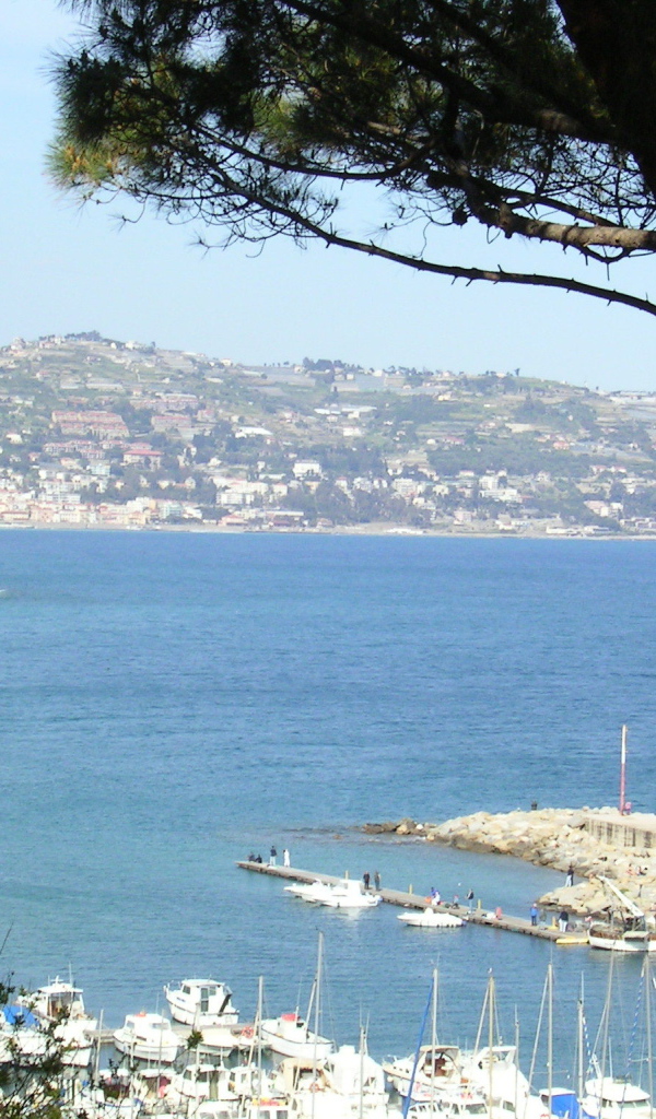 Панорама города на курорте Бордигера, Италия