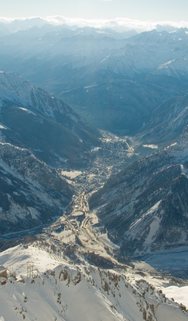 Панорама города на горнолыжном курорте Курмайор, Италия