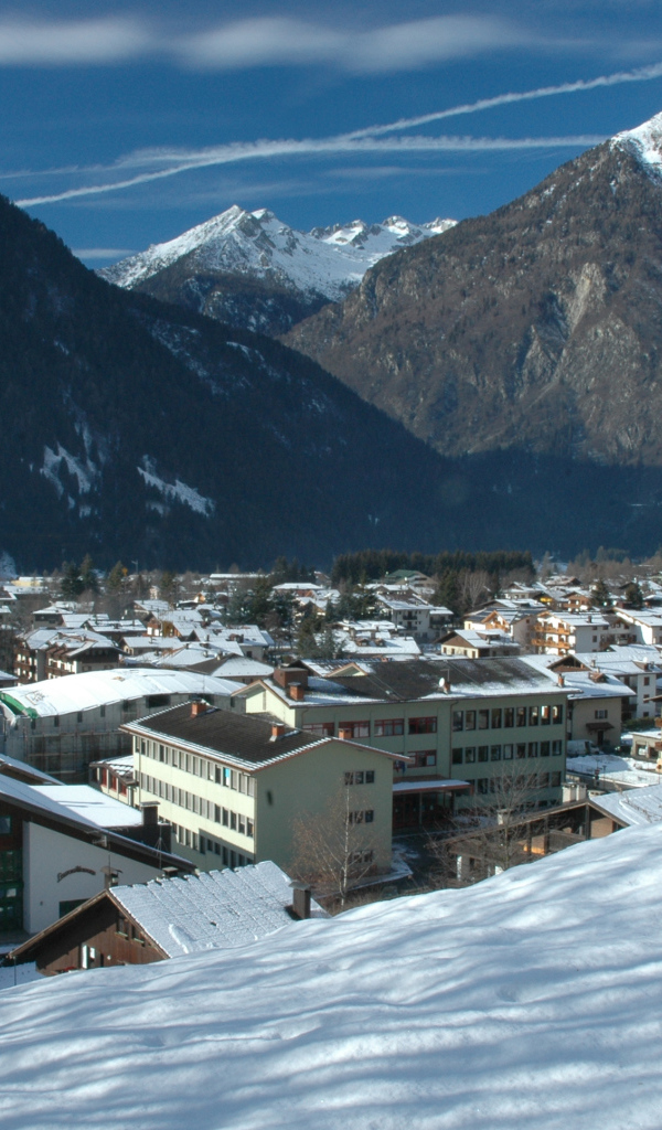 Панорама города на горнолыжном курорте Мадонна ди Кампильо, Италия