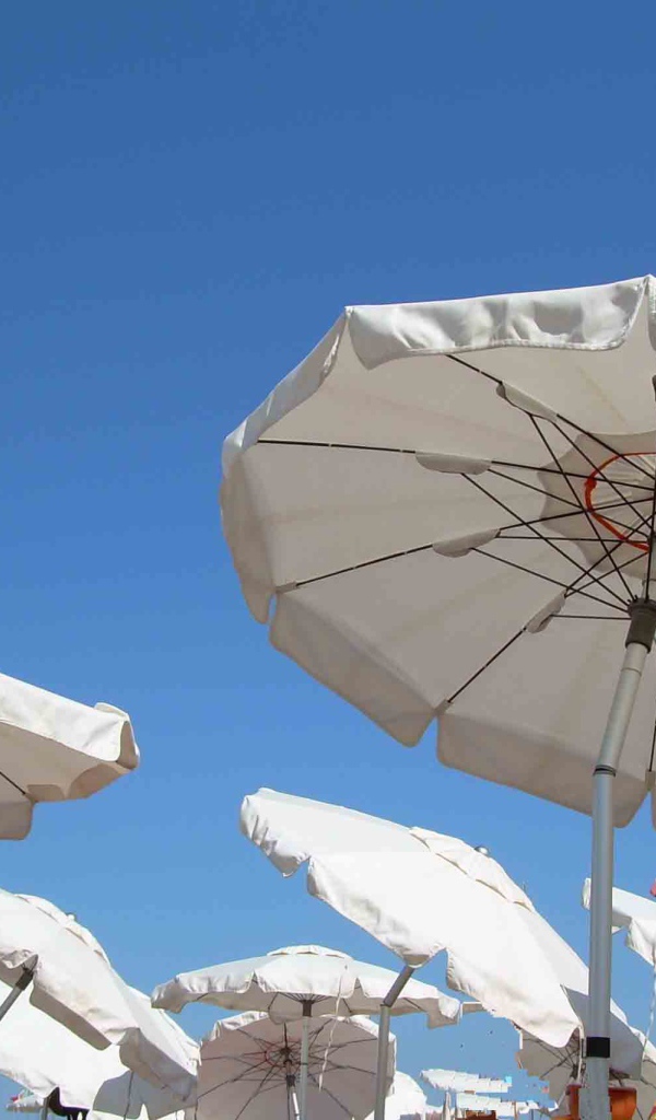 Пляжные зонтики на курорте Диано Марино, Италия