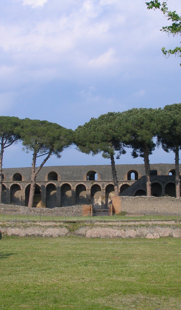 Парк среди развалин в Помпеях, Италия