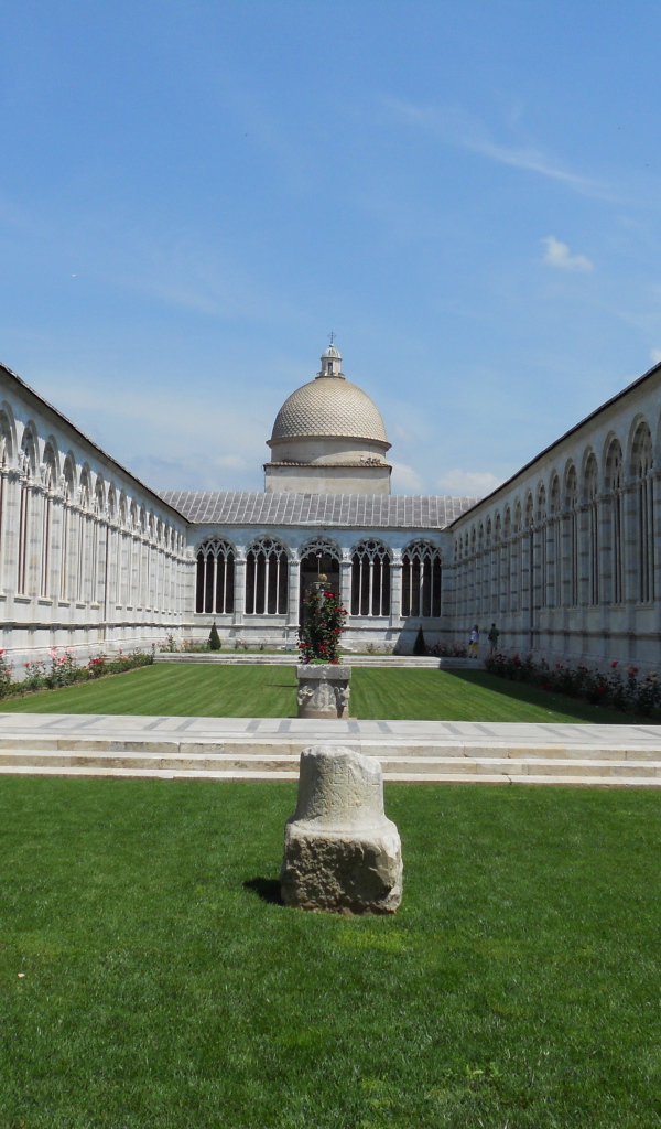 Внутренний дворик собора в Пизе, Италия