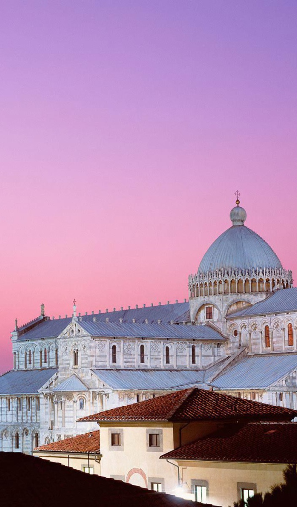 Розовый закат в Пизе, Италия