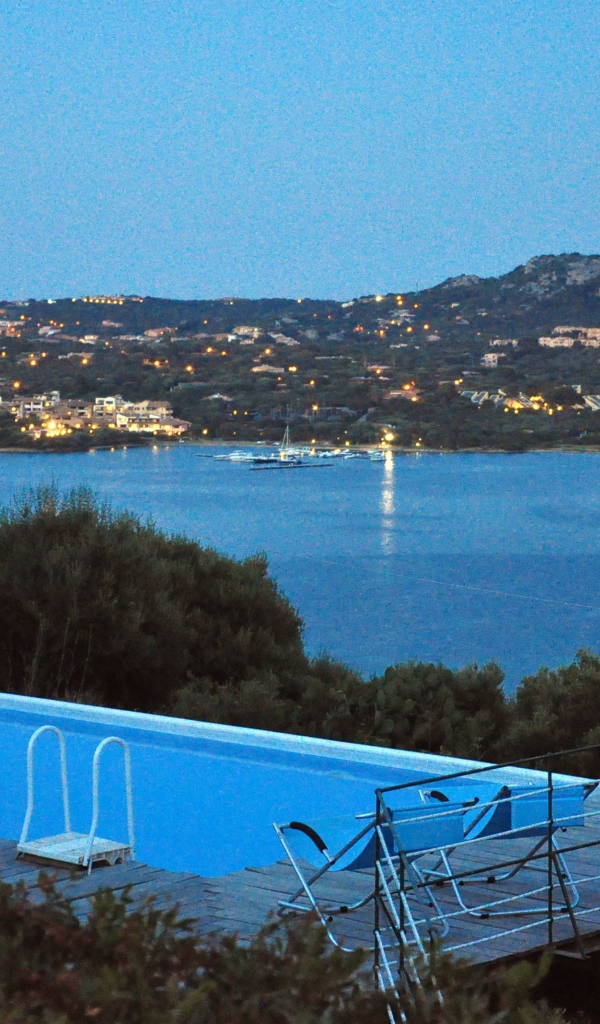 Бассейн на побережье на курорте Коста Смеральда, Италия