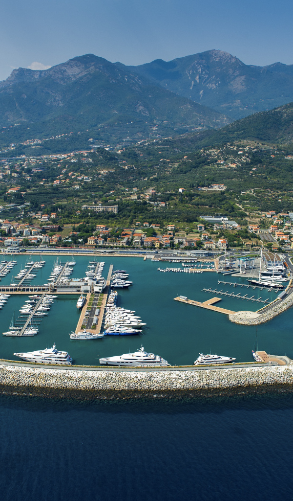 Порт в Лоано, Италия