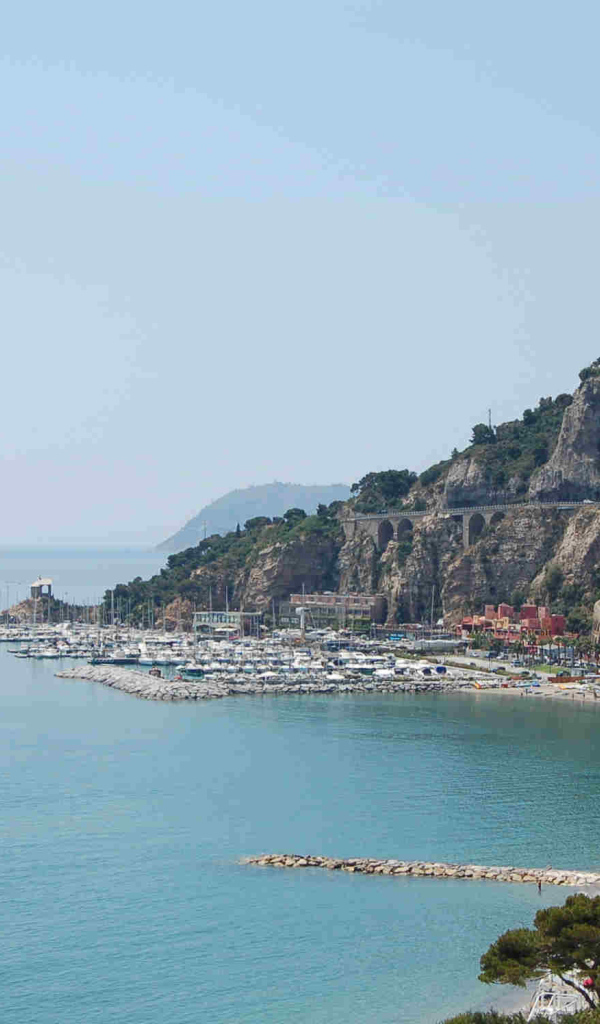 Порт на курорте Алассио, Италия