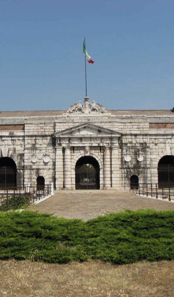 Порта Нуова в Вероне, Италия