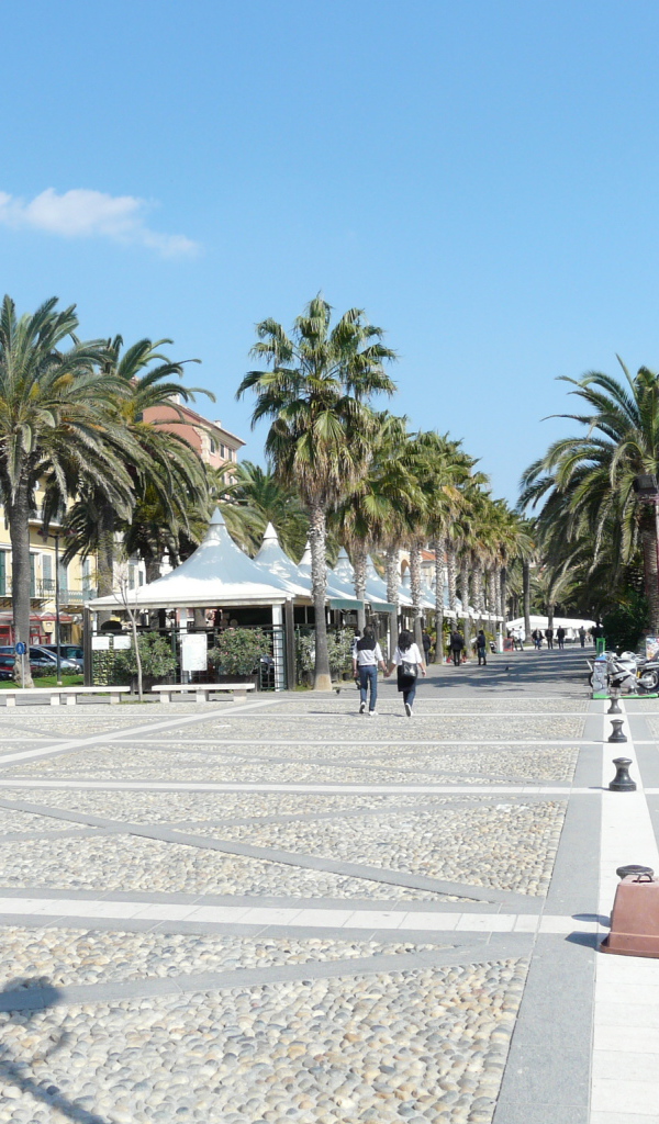 Набережная на курорте Финале Лигуре, Италия