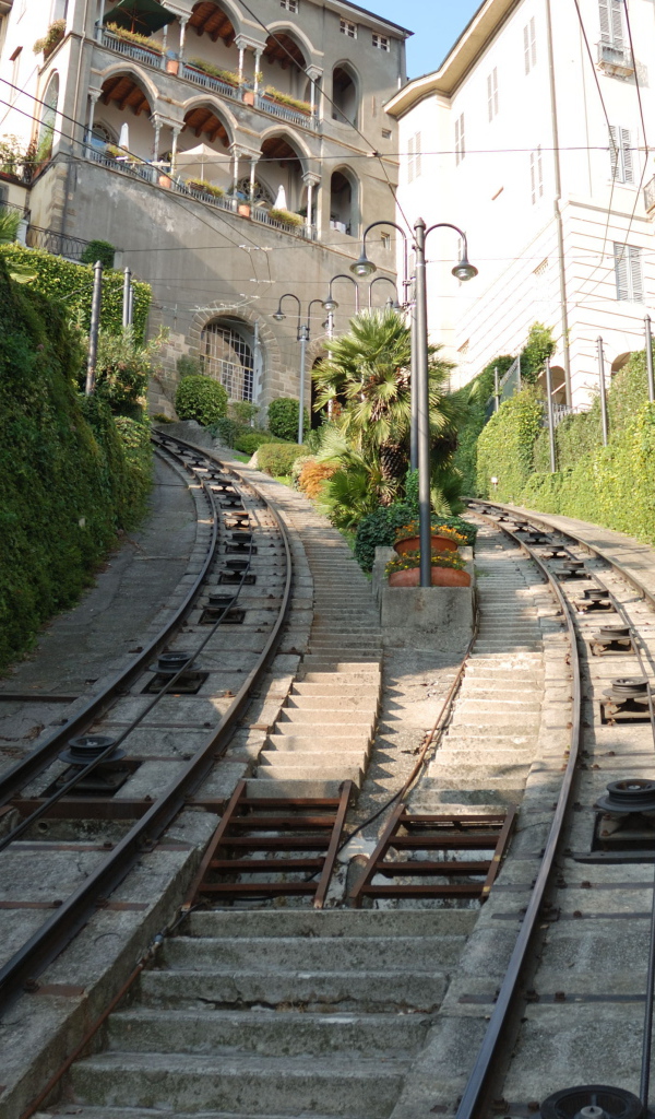 Рельсы фуникулера в Бергамо, Италия