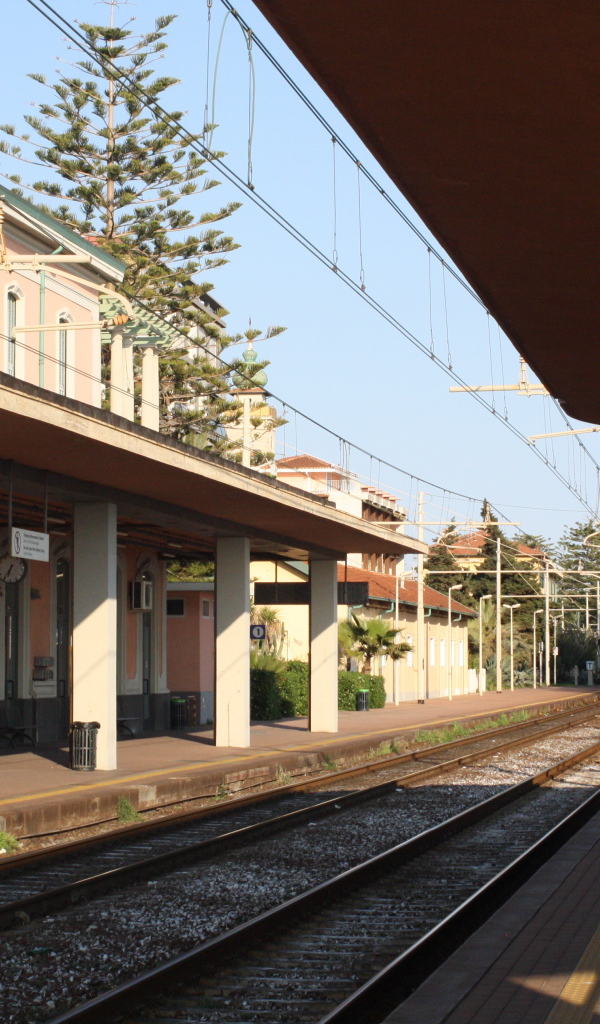 Железнодорожный вокзал на курорте Бордигера, Италия