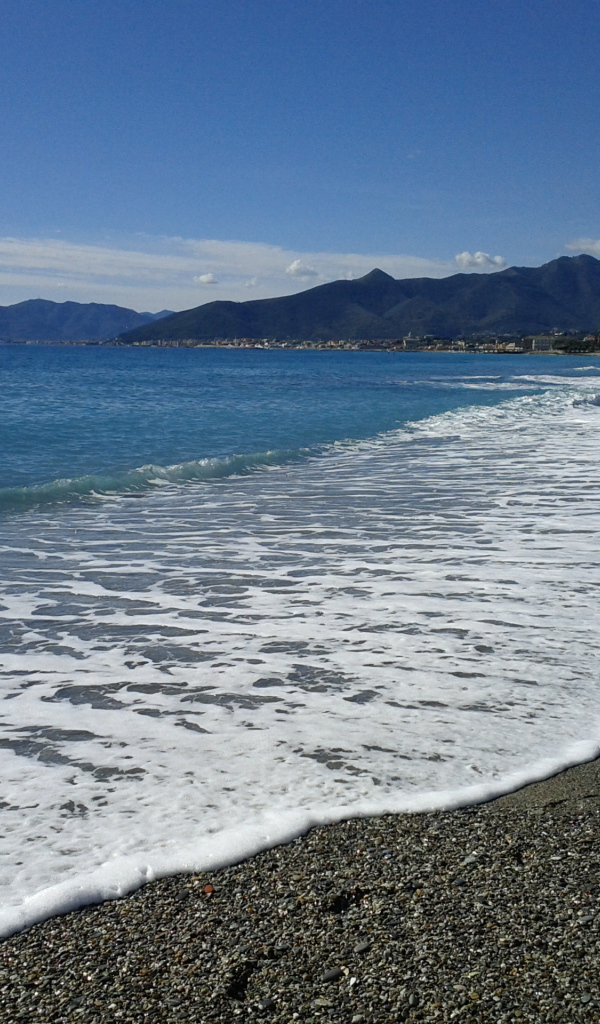 Отдых на пляже на курорте в Пьетра Лигуре, Италия