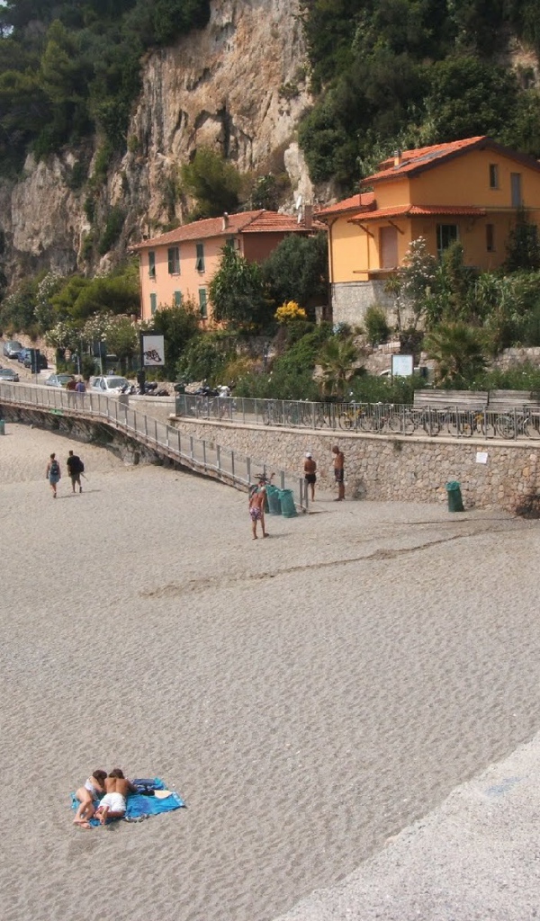 Отдых на пляже на курорте Финале Лигуре, Италия