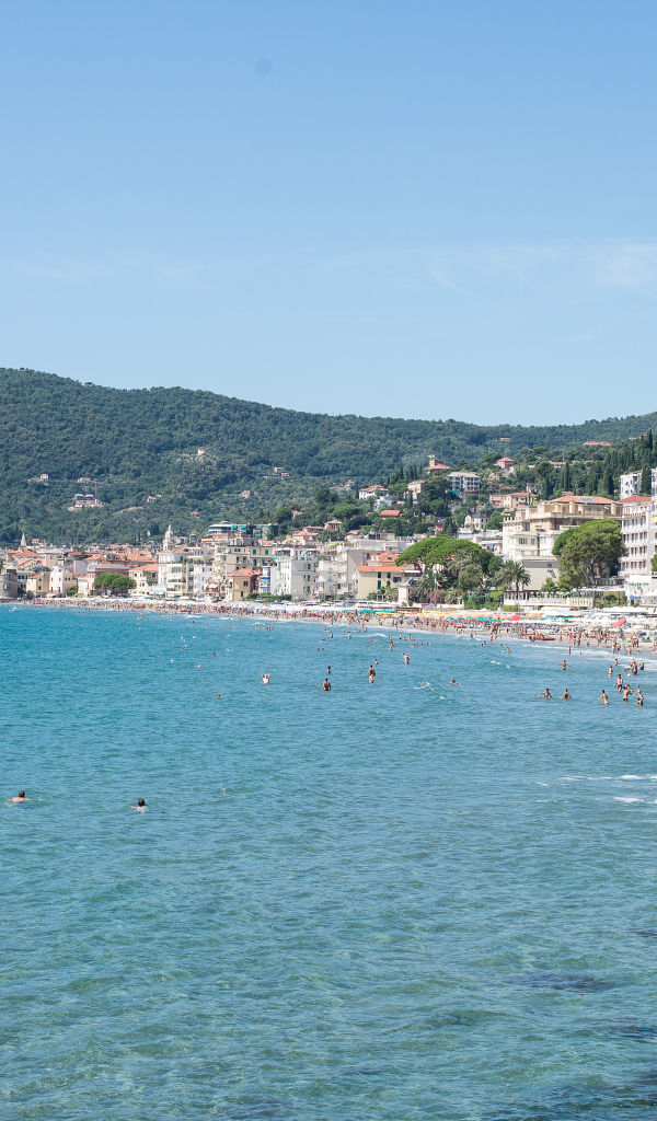 Отдых на пляже на курорте Алассио, Италия