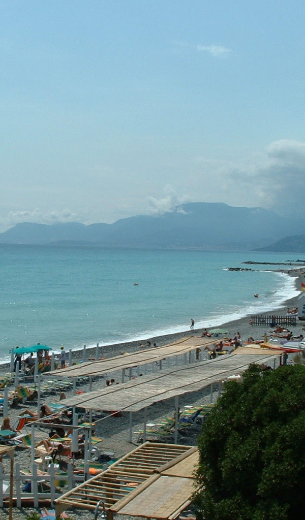 Отдых на пляже на курорте Бордигера, Италия