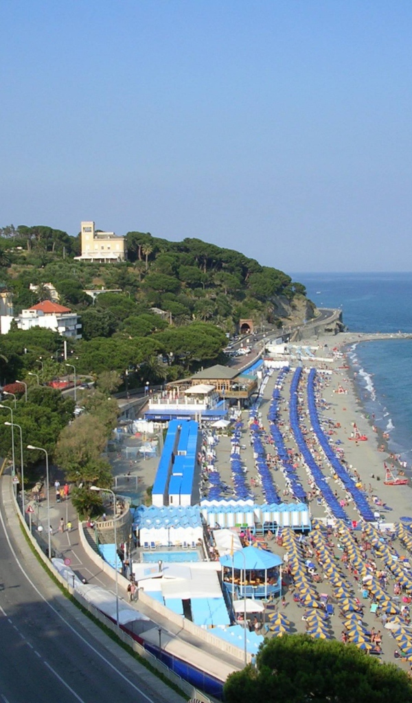 Отдых на пляже на курорте Челле Лигуре, Италия