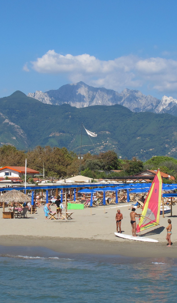 Отдых на пляже на курорте Форте дей Марми, Италия