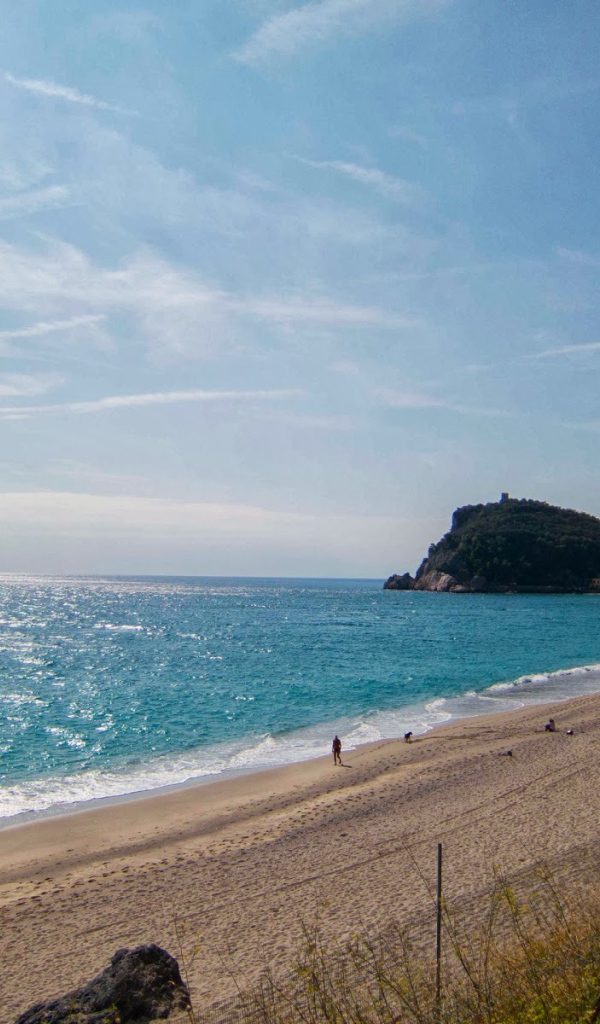 Отдых на пляже на курорте Ноли, Италия