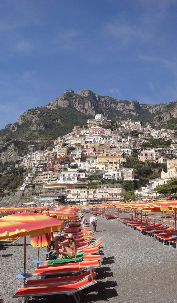 Отдых на пляже на курорте Позитано, Италия