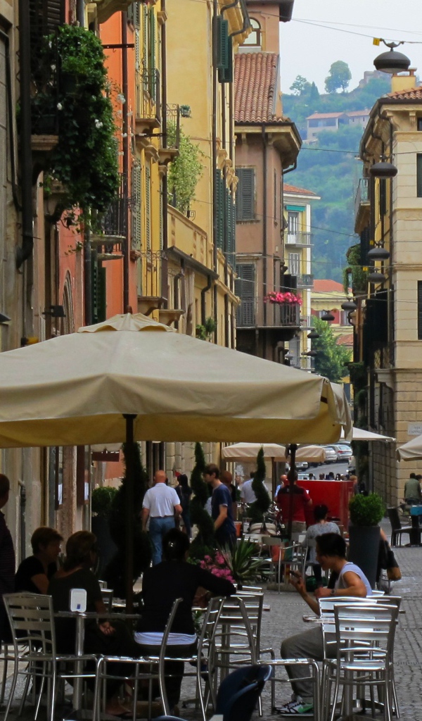 Отдых в уличном кафе в Вероне, Италия