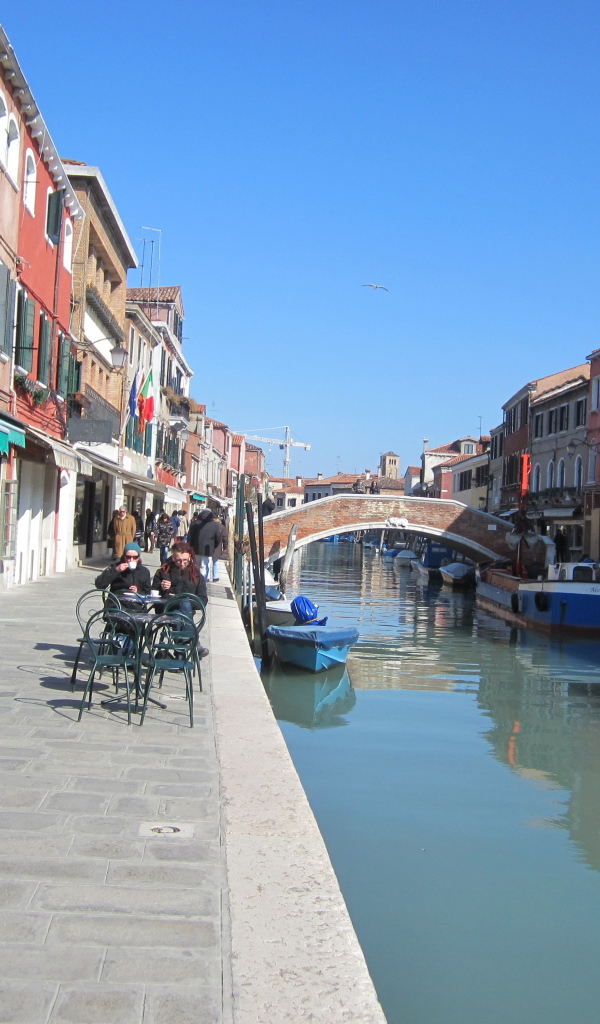 Отдых в уличном кафе на острове Мурано, Италия