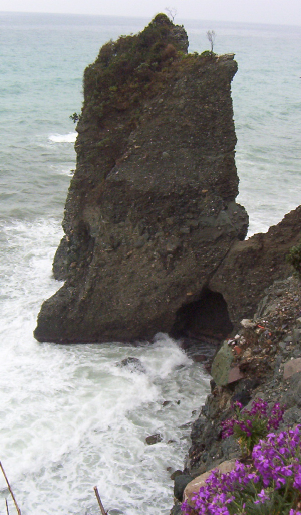 Скала у берега на курорте Челле Лигуре, Италия