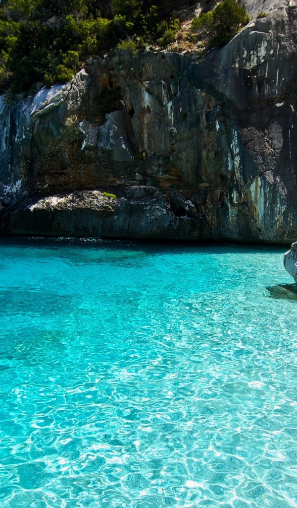 Скала на берегу моря на острове Сардиния, Италия