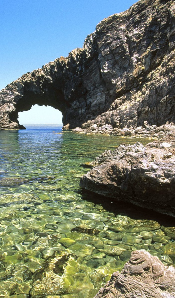 Скала на побережье на острове Сицилия, Италия