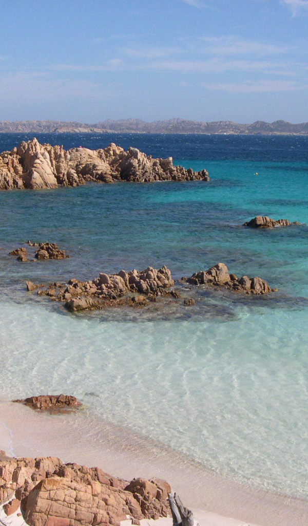 Скалы у побережья на острове Сардиния, Италия