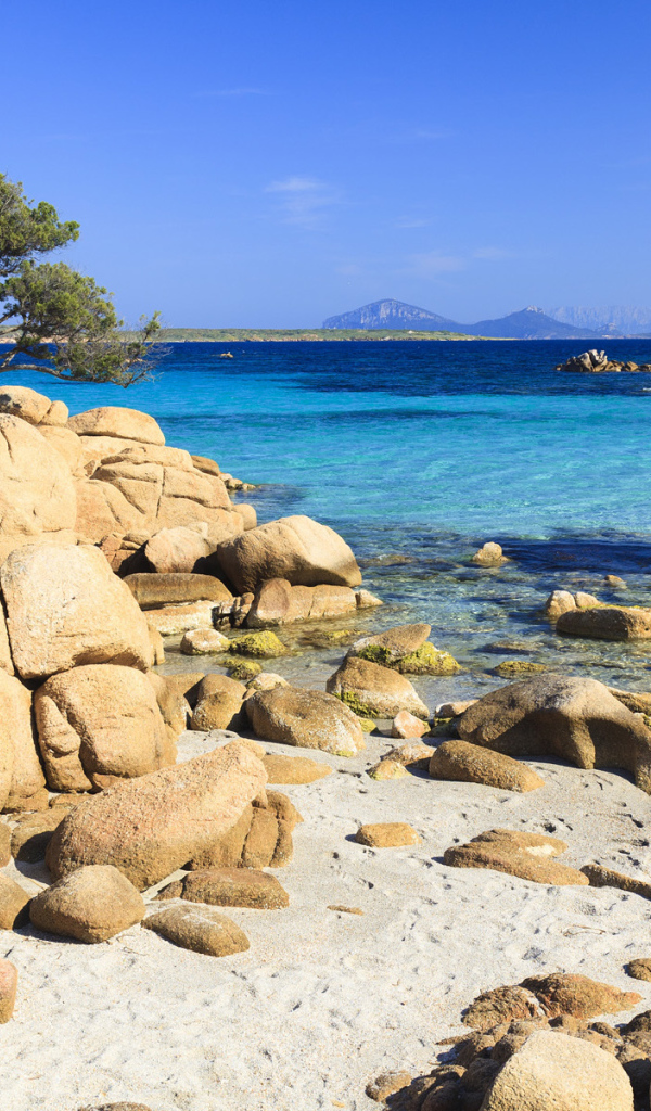 Камни на берегу на острове Сардиния, Италия