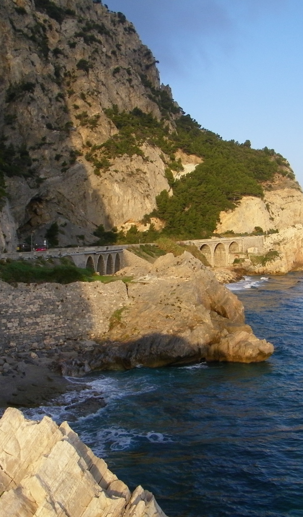 Скалистое побережье на курорте Ноли, Италия