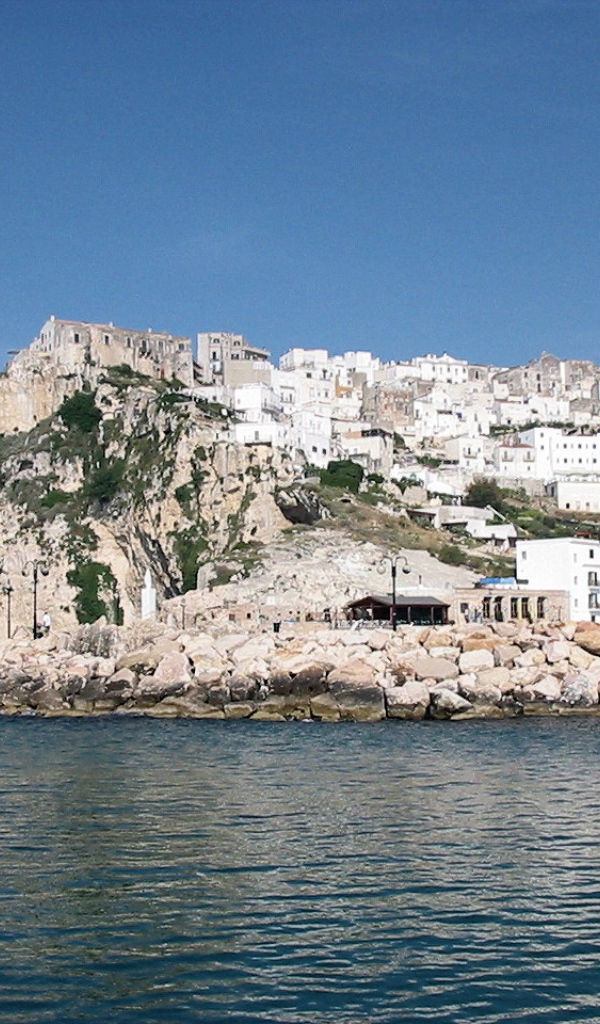 Скалистый берег на курорте Пизавр, Италия