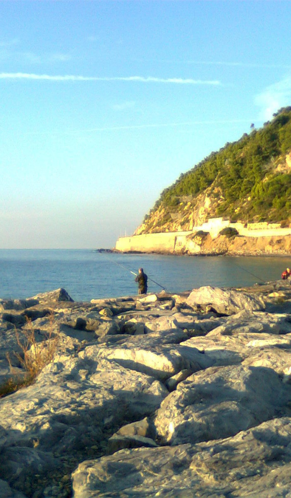 Каменистый берег на курорте Сан Бартоломео Аль Маре, Италия