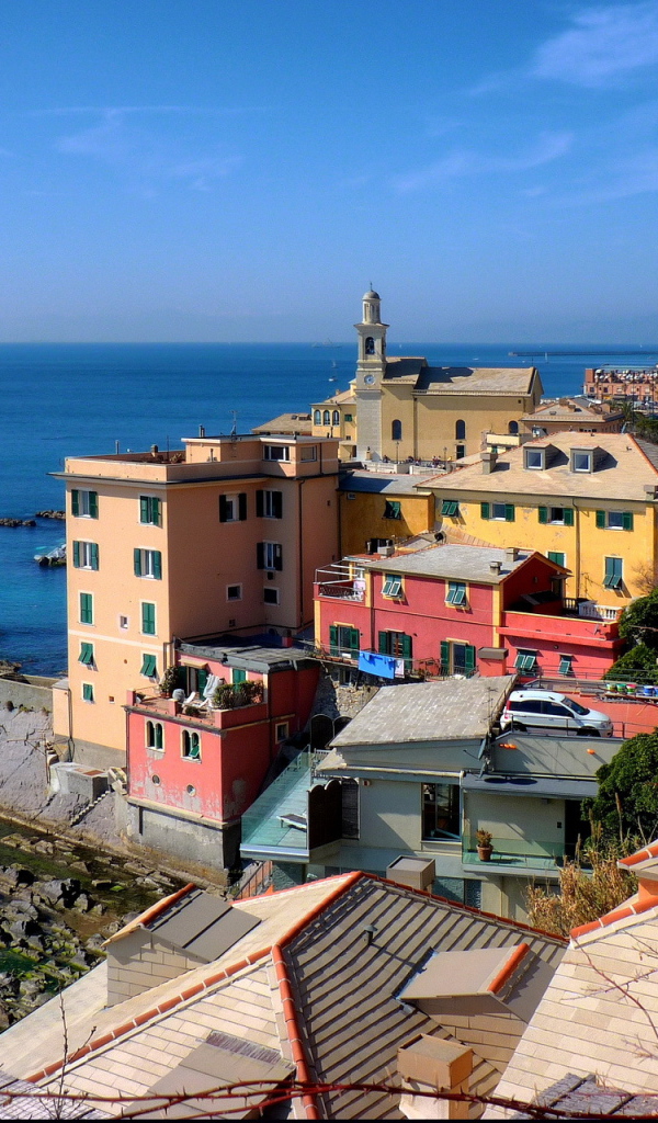 Каменистый берег в Генуе, Италия