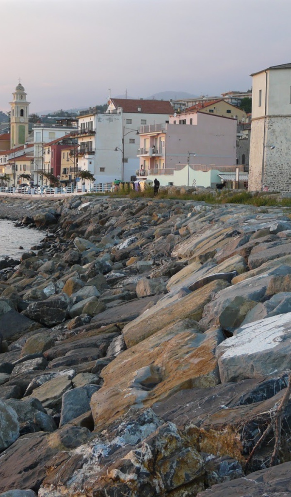 Каменистый берег в Санто Стефано аль Маре, Италия