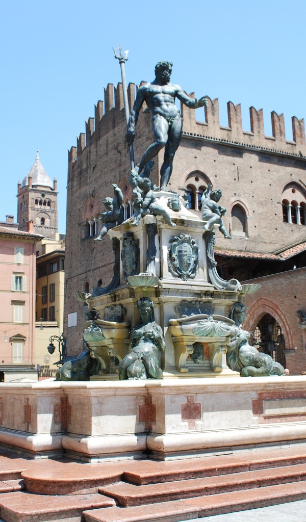 Скульптура на площади на курорте Пизавр, Италия