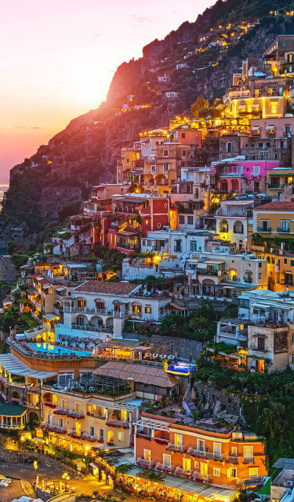 Сияющий город на курорте Позитано, Италия