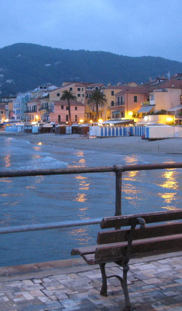 Лавка на набережной на курорте Алассио, Италия