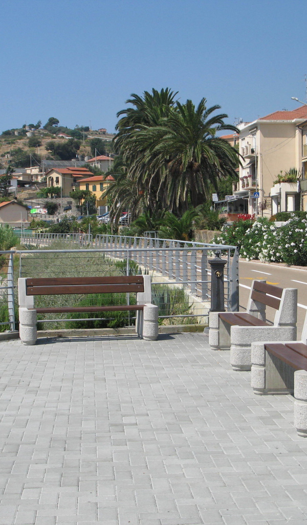 Лавочки на набережной в Санто Стефано аль Маре, Италия