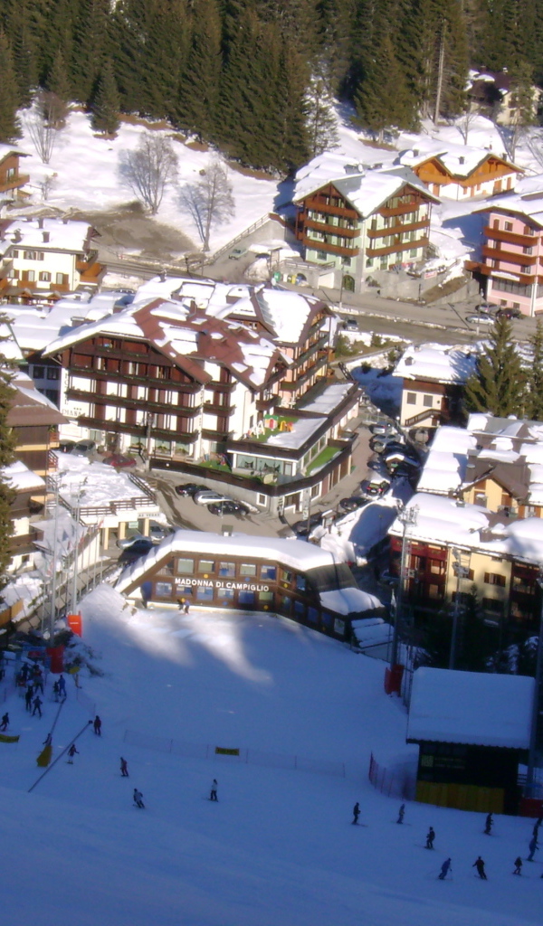 Лыжная трасса на горнолыжном курорте Мадонна ди Кампильо, Италия