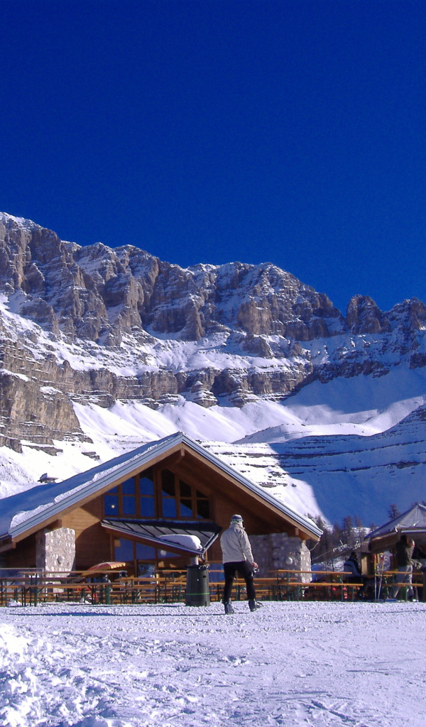 Горнолыжная база на курорте Мадонна ди Кампильо, Италия