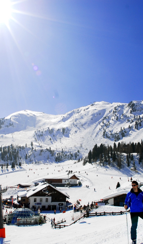 Катание на лыжах на горнолыжном курорте Кортина д'Ампеццо, Италия