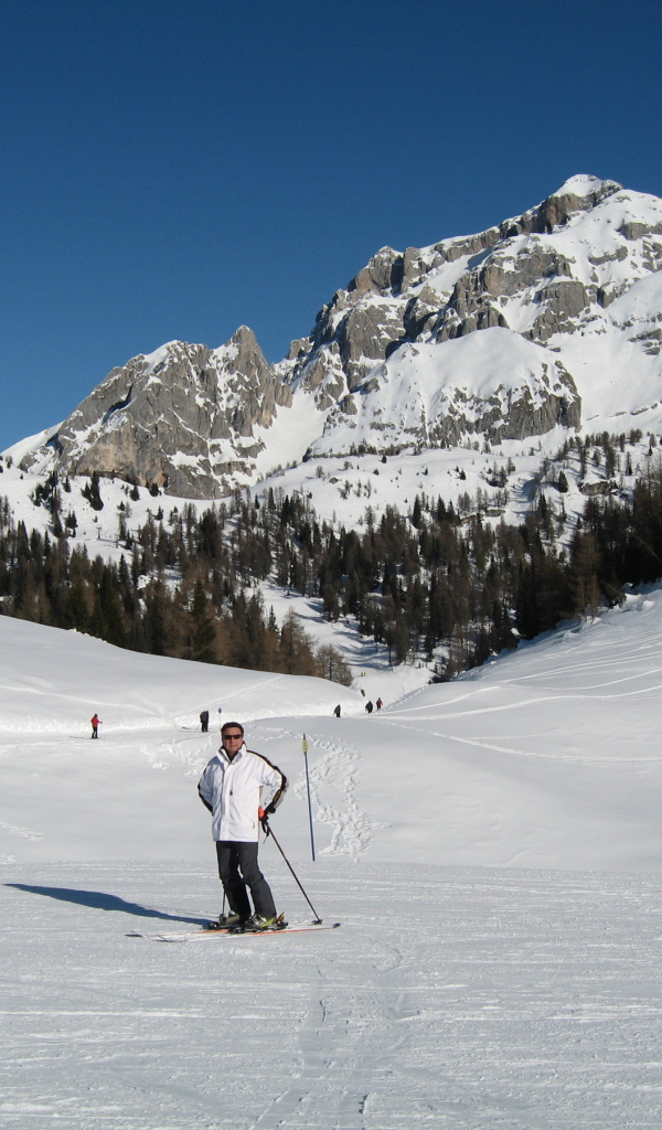 Катание на лыжах на горнолыжном курорте Мадонна ди Кампильо, Италия