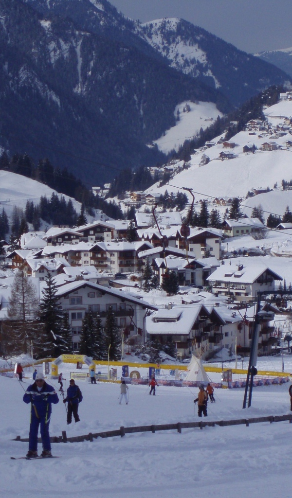 Катание на лыжах на горнолыжном курорте Валь Гардена, Италия