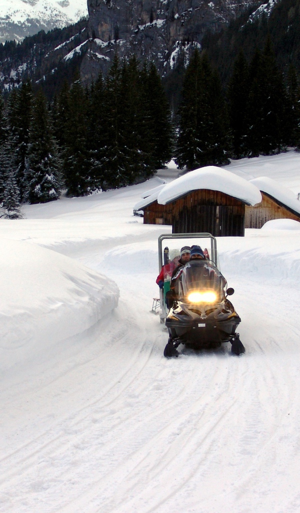 Катание на снегоходе на горнолыжном курорте Валь-Ди-Фаса, Италия
