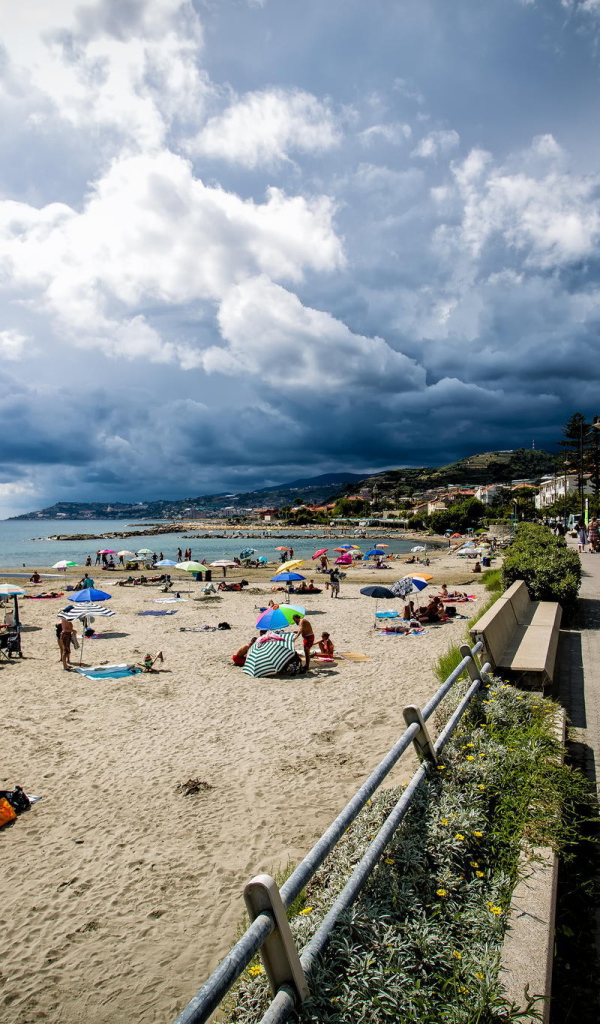Весенний отдых на пляже в Санто Стефано аль Маре, Италия